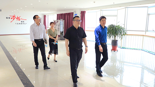 熱烈歡迎石佛園區(qū)運(yùn)營(yíng)中心魏主任一行蒞臨火爆網(wǎng)參觀指導(dǎo)! 熱烈歡迎石佛園區(qū)運(yùn)營(yíng)中心魏主任一行蒞臨火爆網(wǎng)參觀指導(dǎo)!