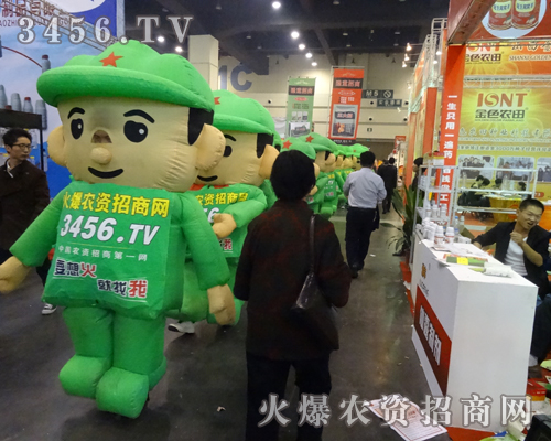 全力以赴的氣模娃娃宣傳隊伍