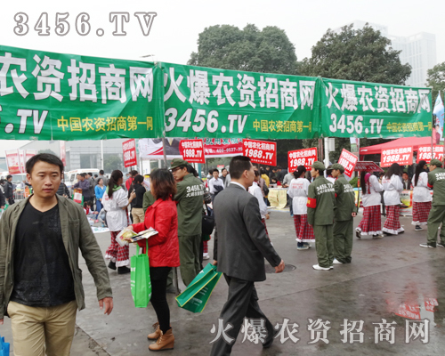 身穿氣模娃娃的宣傳戰(zhàn)士你們值得驕傲!