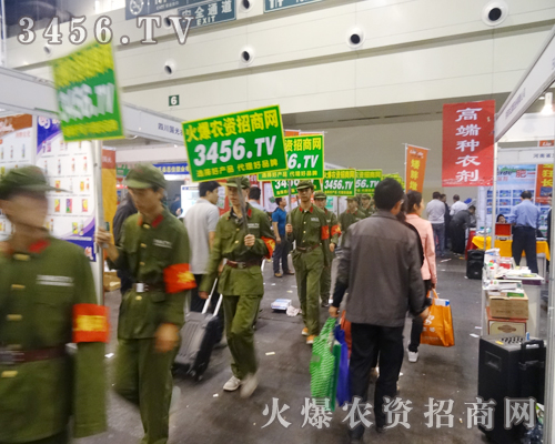 火爆宣傳隊伍以其獨特的形象吸引著參展人