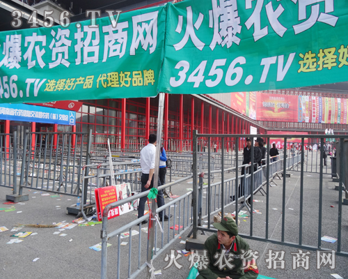 別具特色的綠色軍裝深受參展人的喜愛