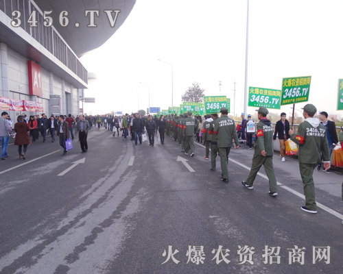 火爆農(nóng)資招商網(wǎng)的工作人員用微笑面對用戶